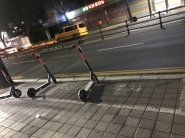 자전거 주차구역에 세워 놓은 전동킥보드. 