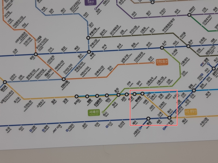 객차내 지하철 노선도에 수인분당선(빨간선 내부)이 표기되어 있다.