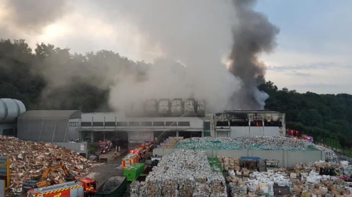 수원시 자원순환센터 선별처리동 건물에서 화재가 발생했다