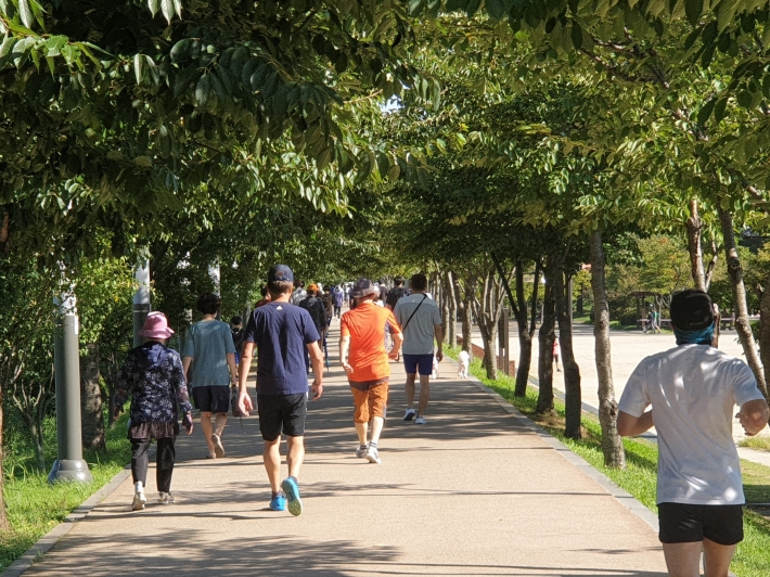 사회적 거리두기 2단계로 하향된 청명한 휴일...만석공원 산책로를 따라 걷고 뛰면서 답답함을 달래고 있는 시민들