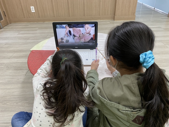 아이들이 교육 영상을 시청하고 있다. 