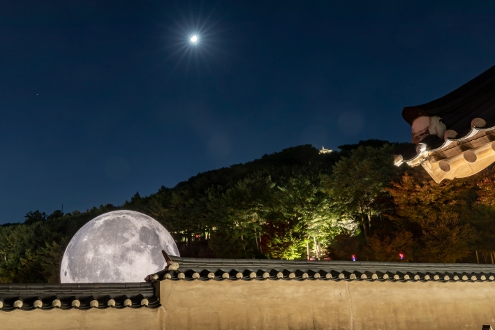 밤의 궁궐과 어우러진 보름달보다 더 큰 조형물(사진/수원시청 이동준)  