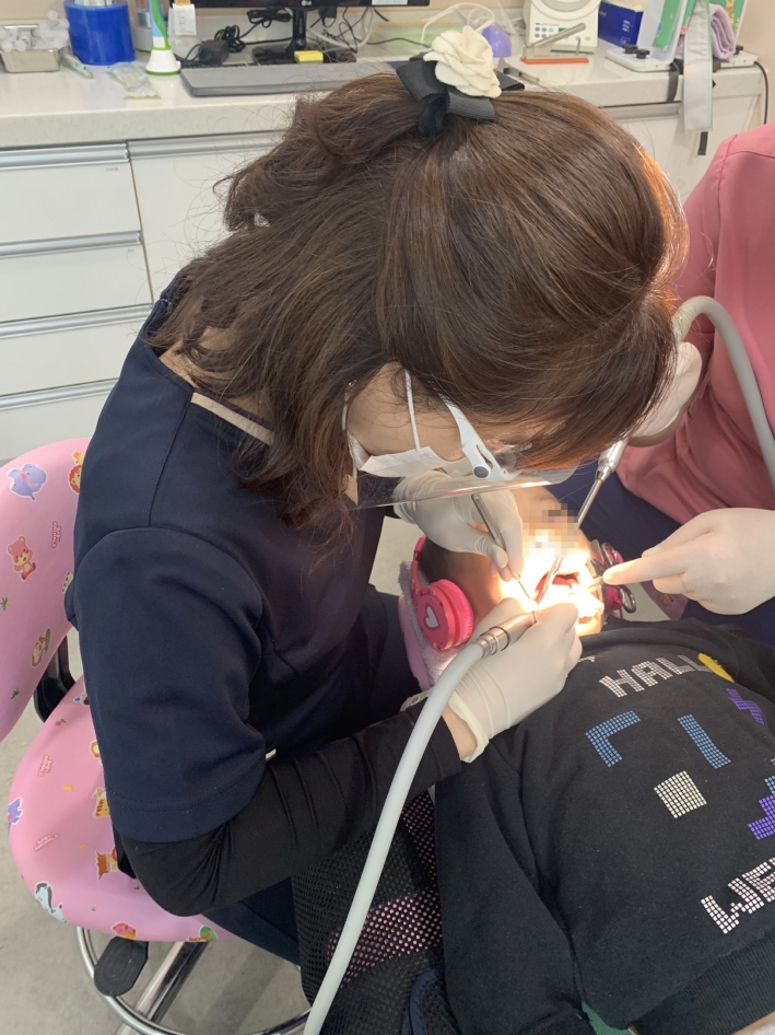 한 아동이 꿈꾸는소아치과의원에서 치과치료를 받고 있는 모습.