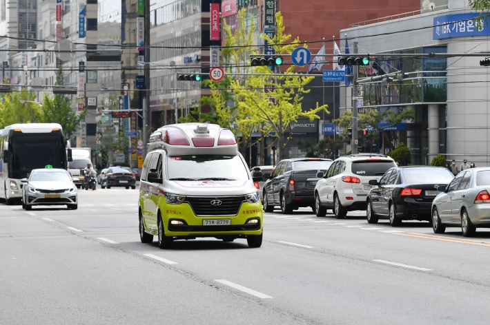 수원 시내를 운행하는 긴급차량.