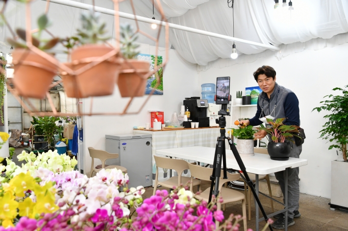 라이브커머스 시장에 진출하기 위해 온실에 간이 스튜디오를 만들어 온라인 방송을 연습 중인 농업인 김승현씨.