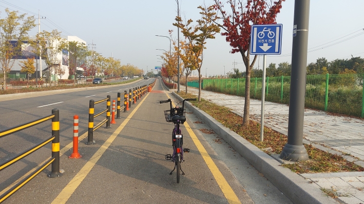 자전거는 도로교통법 상 '차'에 해당하며, 자전거도로가 있는 곳은 자전거 도로로 없는 곳에서는 차도 오른쪽 가장자리로 다녀야 한다. 자전거 보도통행 행위는 위법으로 단속이나 처벌이 가능하다