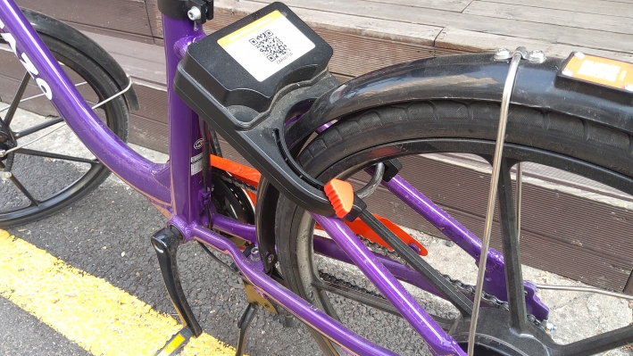 안전시호를 보낼 수 있는 따랑이, 바퀴에 달린 반사경, 자전거 받침대 등 여러 곳이 파손된 타조들이 늘고 있다. 공유자전거 이용자 관심이 필요하다