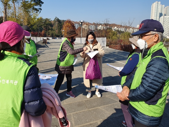 광교호수공원에서의 환경캠페인(11월 12일)