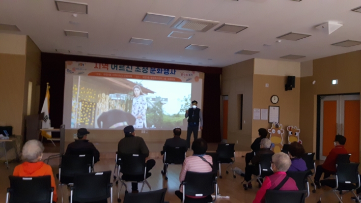 우만1동 행정복지센터 대강당에서 영화를 관람하는 어르신들