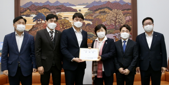 '전부개정안'의 연내 입법을 강력하게 촉구하는 수원시의회 의원들과 염태영 수원시장, 김영진 국회의원