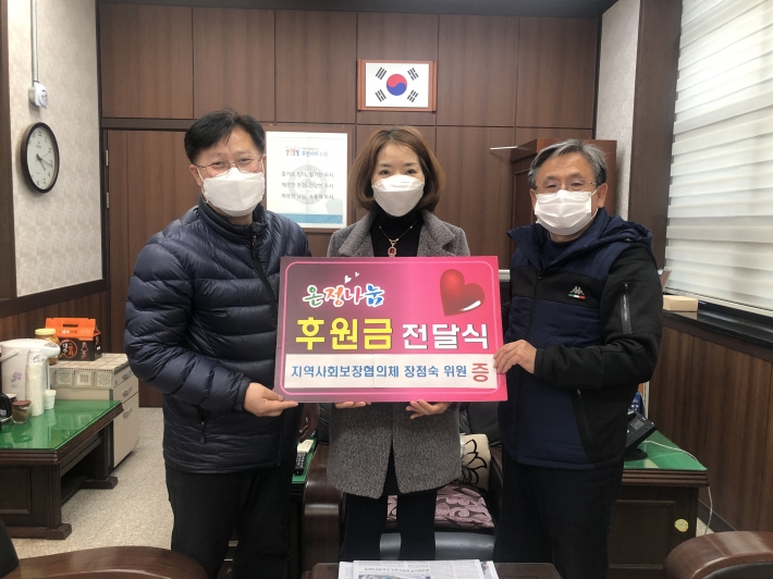 권선2동 지역사회보장협의체 장점숙위원이 연말 이웃돕기 성금을 기부하고 있다.