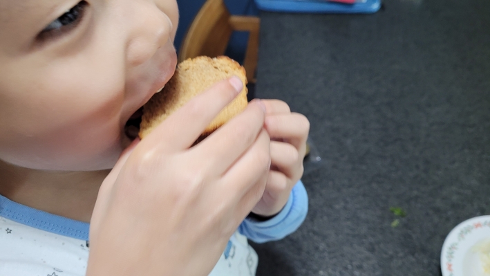 아이가 삼미제빵소 빵을 맛보고 있다. 