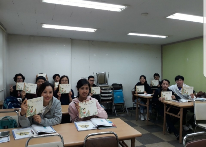 한국어 교실에서 한국어를 배우고 있는 학생들이다. [사진 제공: 이은아 선생님]