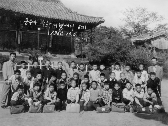 1962년 용주사로 수학여행 온 학생들. 어느 학교인지는 파악되지 않았다./수원화성박물관 제공