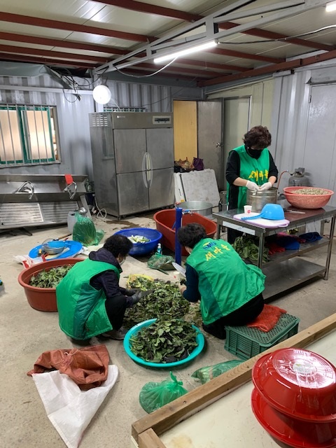 서둔동 새마을부녀회원들이 방역수칙을 준수하는 가운데 반찬나눔 봉사에 참여하고있다. 