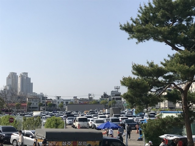 수원화성 핫플레이스 동북각루/방화수류정이 보이는 수원용연에서 가까운 화홍문 공영주차장 주말오후 모습
