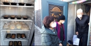 서둔동 지역사회보장협의체 위원이 공유냉장고에 넣어둔 반찬(좌), 홀몸노인댁을 직접 방문해 반찬을 전달(우)