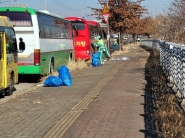 환경관리원 등이 도로변의 일반쓰레기 등을 수거하고 있습니다.