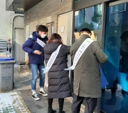 광교2동 지역사회보장협의체 위원들이 위기가구 발굴 안내문을 우편함에 배부하고 있다. 