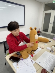 수원시자원봉사센터 장희숙 코치가 실시간으로 인형제작법을 설명하고 있다 
