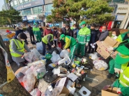 매탄3동 행정복지센터에서 지역 주민과 함께 자체 샘플링을 진행하고 있다.