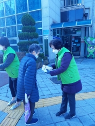 2인1조로 관내 지역을 돌며 복지사각지대 발굴을 위한 캠페인을 전개해 홍보용품과 홍보전단지를 전달하고 있다.