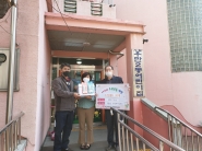 우만2동 주민자치위원회에서는 관내 시립 어린이집을 방문하여, 어린이용 수저세트를 전달했다. 