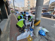 통장들이 쓰레기를 재분리하고 있다.