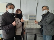 권선2동 지역사회보장협의체 주관으로 만든 제빵사업 진행 후 기념촬영을 하고 있다.