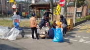 권선1동 대청소에 참여한 단체원들이 재활용쓰레기를 분리하고 있다.