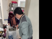 권선2동 지역사회보장협의체에서 이불빨래서비스 후 가정에 세탁물을 배달하고 있다.