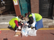 주민들이 쓰레기를 정리하고 있다.
