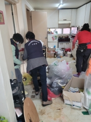 구운동 지역사회보장협의체 위원이 청소를 하고 있는 모습