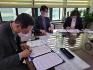 김기배 환경국장(왼쪽)과 협약 관계자들이 협약서에 서명하고 있다. 