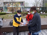 김도형 서둔동장이 김밥, 마스크, 물티슈를 나눠 드리며 방역수칙을 안내하고 있다.
