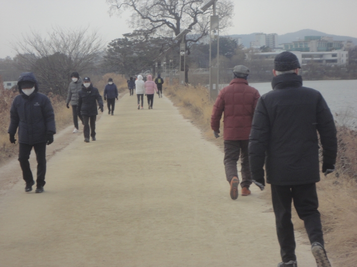영하 10도를 오르내리는 추위에도 걷기 운동하는 시민들
