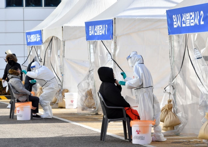장안구보건소 임시선별진료소에서 검사를 받고 있는 시민들(사진출처: 수원시 포토뱅크, 강제원)  