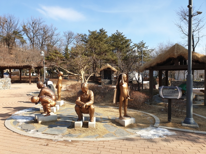 좌변기 쉼터와 동시변소, 요강 등 모형이 설치된 '해우재 문화공원'