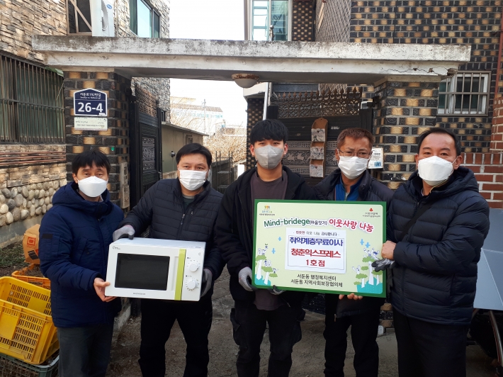 우측 첫번째 이준 청춘익스프레스 대표와 관계자들