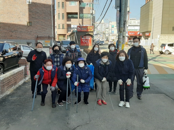 호매실동 통장협의회가 4권역으로 나누어 설맞이 대청소 및 방역에 나섰다.