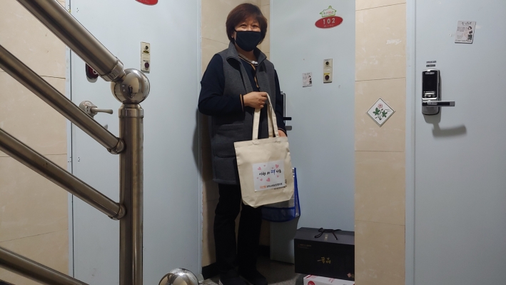 설을 맞아 모듬전과 반찬을 비대면으로 전달하고 있다.