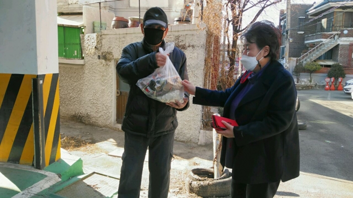 홀몸어르신에게 사랑나눔 반찬을 전달하고 있는 지역사회보장협의체 위원