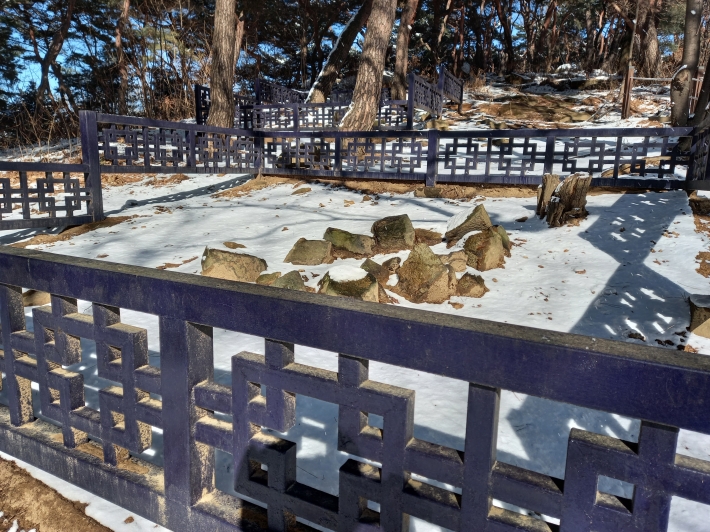 팔달산에는 지석묘가 분포하고 있다.  