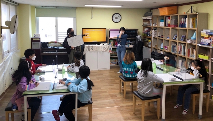 수원시 평생학습관·외국어마을 소속 전문 강사가 매탄지역아동센터 학생들을 대상으로 영어교육을 하고 있다. 
