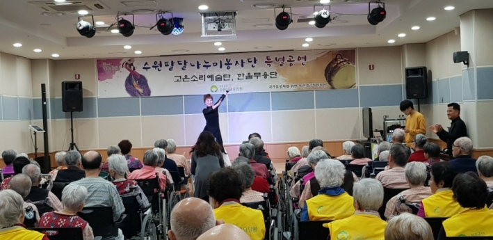 정지영 씨가 재능기부 공연을 펼치고 있다.
