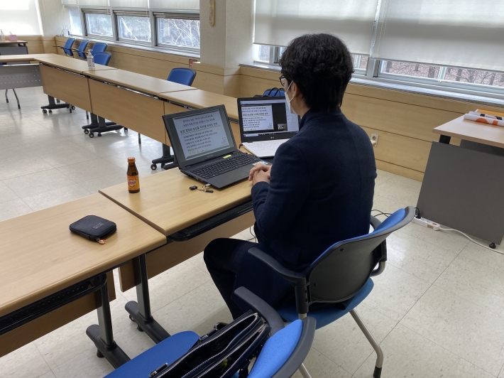 김석 ㈜직거래 대표가 온라인 교육을 진행하고 있다.