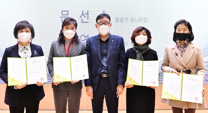 이귀만 수원시 복지여성국장(오른쪽 3번째)을 비롯한 '제6기 여성친화도시 시민모니터단' 단원들이 함께하고 있다. 