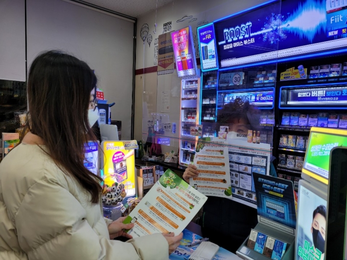 공직자가 판매업소를 방문해 청소년 주류 판매 여부 확인 및 청소년 선도 협조를 당부하고 있다.