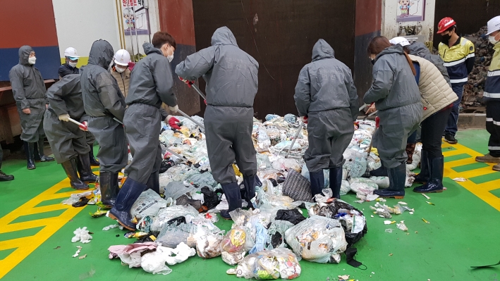 권선1동 통장들이 샘플링 작업에 직접 참여하며 여전히 미흡한 재활용품 분리배출 실태를 현장 확인중이다.