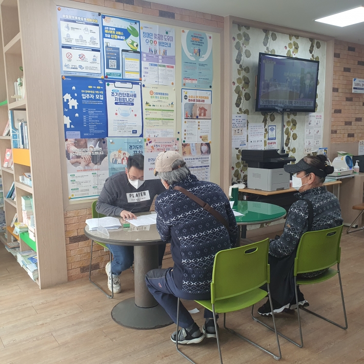 권선1동에 직접 방문하여 코로나19 백신 예방접종 신청을 하고계신 어르신